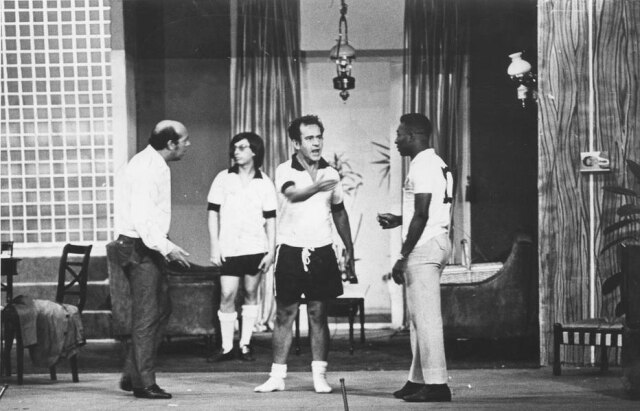 Arquivo / Estadão Participação de Pelé, à época ainda jogador de futebol, no seriado 'Família Trapo'.