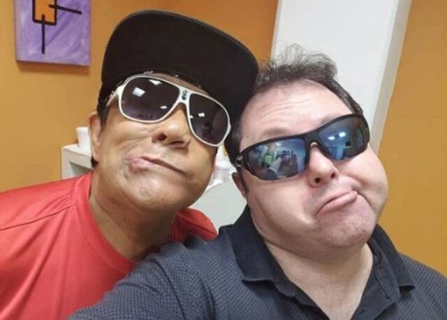 Instagram/@liminhasbt Liminha, assistente de palco do SBT, e o humorista Alexandre Porpetone.