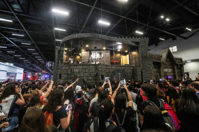 Gabriela Biló/Estadão Fãs de ‘Game of Thrones’ no estande da série, na CCXP 2018.