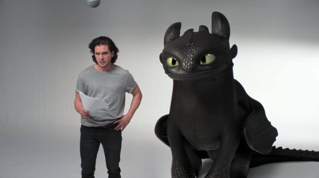 Reprodução de 'Como Treinar O Seu Dragão 3 - Teste de Elenco Kit Harington'/YouTube Kit Harington e Banguela em um 'teste de elenco' para 'Como Treinar o Seu Dragão 3'.