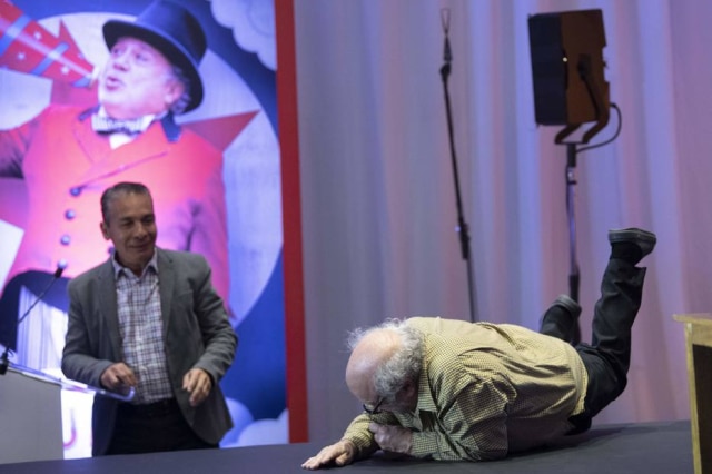 Pedro Pardo/AFP O ator Danny DeVito cai ao chegar para uma coletiva de imprensa na Cidade do México.