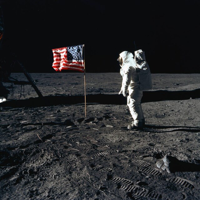 Neil Armstrong/NASA via The New York Times Neil Armstrong fincou a bandeira dos Estados Unidos na lua em 20 de julho de 1969