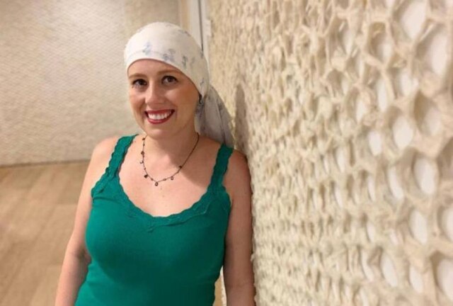 Arquivo pessoal/Cedida por Alexandra Martins A gerente de recursos humanos Alexandra Martins, de 38 anos, fez congelamento de óvulos após o segundo diagnóstico de câncer de mama.