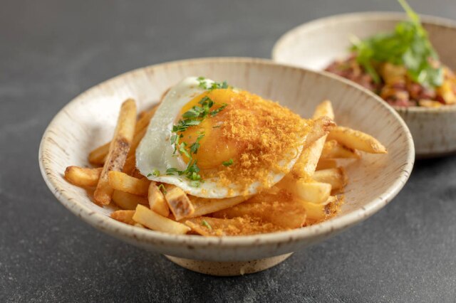 Rubens Kato Porção de fritas do Lilu, com ovo frito e bottarga ralada.
