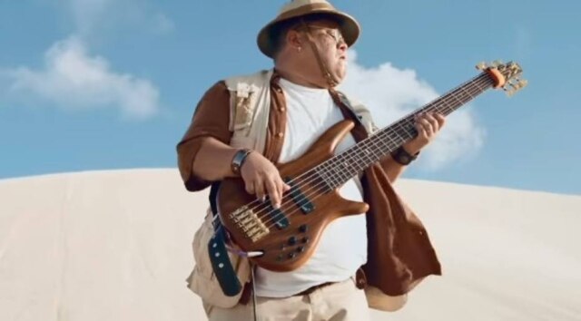 YouTube / @Sony Pictures Brasil Júnior Groovador em sua participação em vídeo de 'Jumanji'