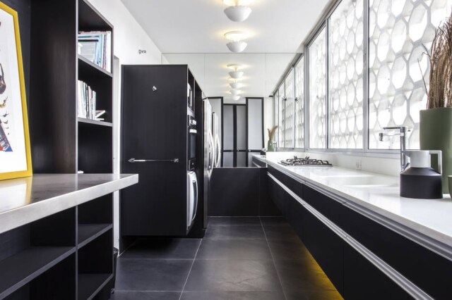 Zeca Wittner/Estadão A cozinha foi inteiramente reformulada e recebeu piso de porcelanato e marcenaria revestida de fórmica