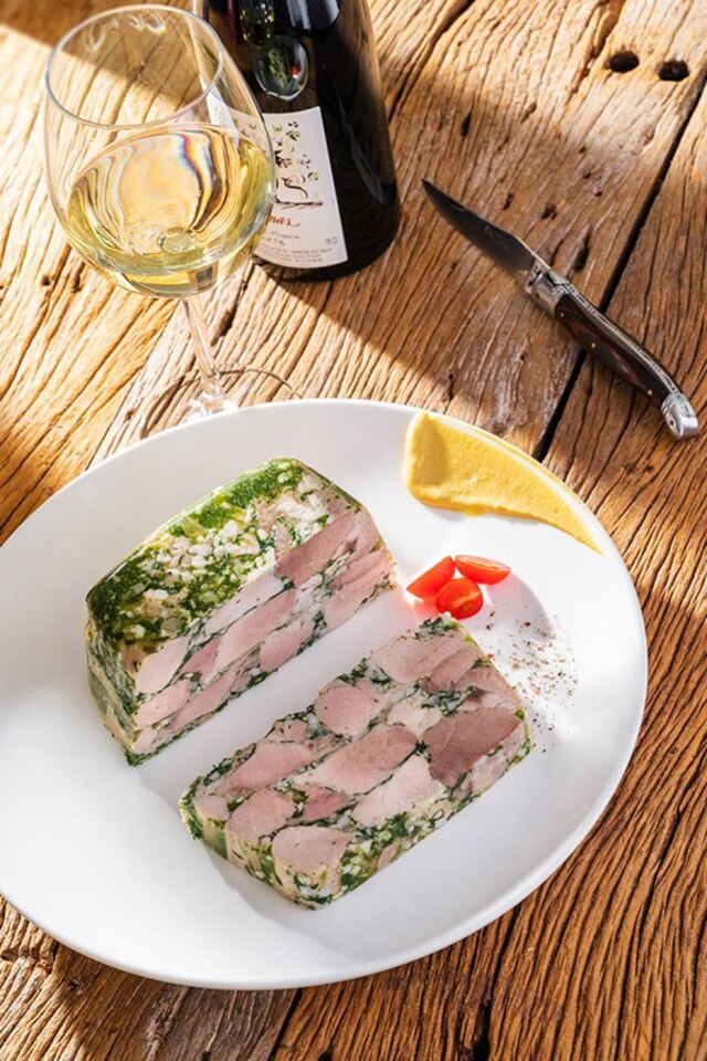 Tadeu Brunelli Jambon Persillé: Pernil e Paleta suína, cozidos devagar, prensados na terrine junto com uma gelatina feita com o caldo de cocção e salsinha