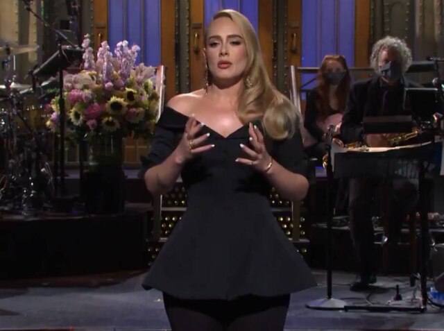 Twitter / @nbcsnl / Reprodução Adele fez uma brincadeira sobre sua mudança de visual enquanto apresentava o 'Saturday Night Live'