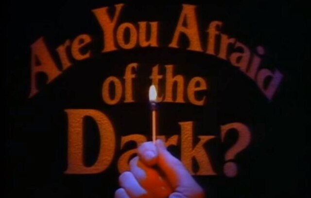 Reprodução de 'Are You Afraid of the Dark?' (1990) Cena da abertura de 'Clube do Terror'