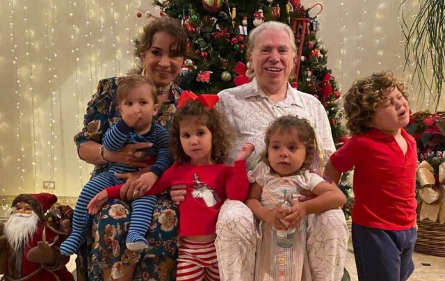 Reprodução/ Instagram Silvio Santos e Íris Abravanel com os netos durante o Natal