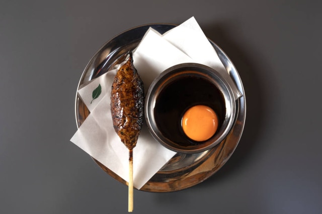 Tati Frison Tsukune. Almôndega de frango no espetinho com tarê