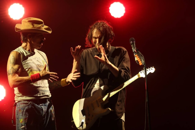 WILTON JUNIOR/ESTADÃO O guitarrista Josh Klinghoffer ao lado do vocalista Anthony Kiedis, do Red Hot Chilli Peppers no Rock in Rio 2019