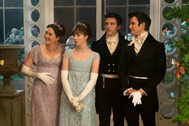 LIAM DANIEL/NETFLIX A família Bridgerton (da esquerda para a direita): Lady Violet Bridgerton (Ruth Gemmell), Eloise Bridgerton (Claudia Jessie), Anthony Bridgerton (Jonathan Bailey) e Benedict Bridgerton (Luke Thompson)