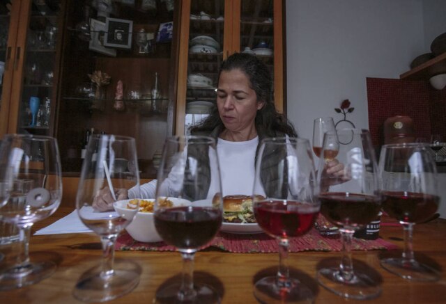 Taba Benedicto/Estadão Na combinação, o chamado “peso” do sanduíche foi importante – tanto os vinhos mais leves como os mais encorpados não harmonizaram com o hambúrguer