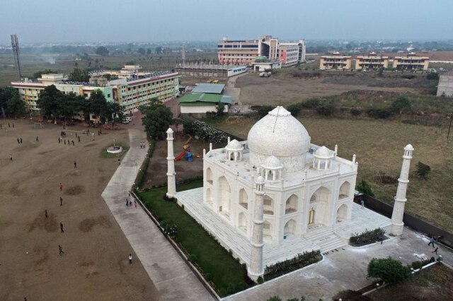 Uma Shankar Mishra / AFP Anand Prakash Chouksey imitou a mais famosa demonstração de devoção conjugal de seu país ao construir para sua parceira uma réplica do Taj Mahal.