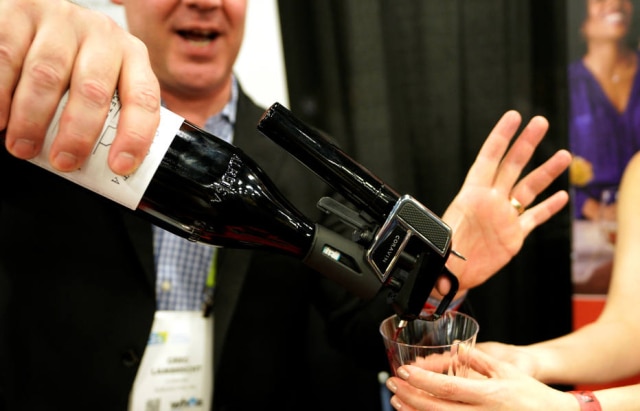 Objeto do desejo é o Coravin, aparelho que permite tirar doses de vinho sem abrir a garrafa