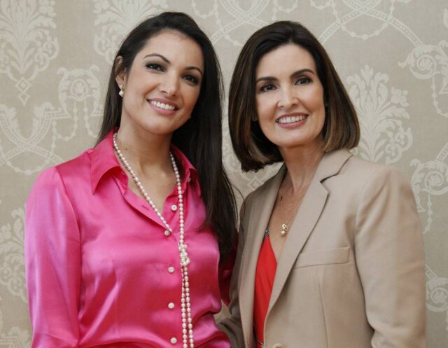 TV GLOBO / Alex Carvalho Fátima Bernardes e Patrícia Poeta durante coletiva em um hotel em Copacabana, na zona sul do Rio de Janeiro, em dezembro de 2011, durante o anúncio da substituição de Fátima por Patrícia como âncora do Jornal Nacional.
