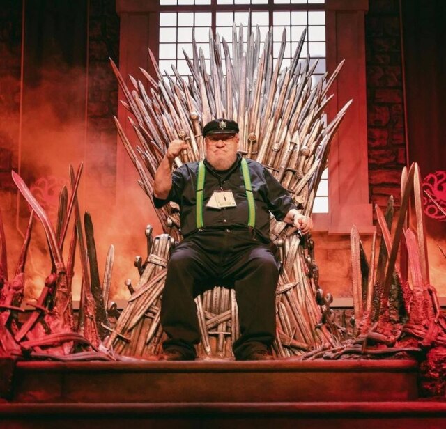 Instagram/@houseofthedragonhbo O escritor George R. R. Martin sentado no trono de ferro da série Game Of Thrones.