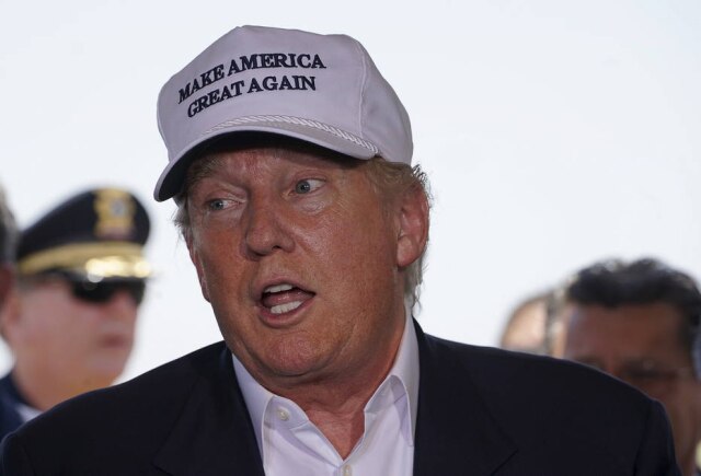 REUTERS/Rick Donald Trump usa a peça em comício: "É o acessório fashion mais quente do momento", diz ele