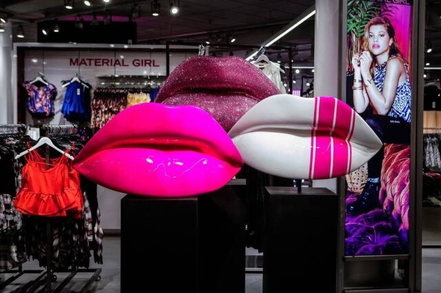 Chris Goodney/Bloomberg Entrada da One Below com corner da Material Girl, na Macy's
