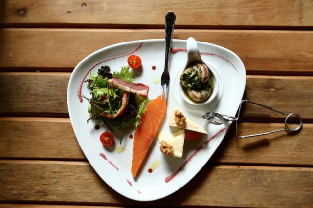 Wilton Junior|Estadão Mix de entradas. Salmão marinado, escargots, duo de queijo e salada com peito de pato defumado e vinagrete de amora.