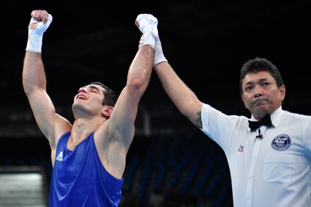 Yuri CORTEZ/AFP O juiz brasileiro Jones Kennedy foi estrela da luta de boxe entre Kamran Shakhsuvarly, do Azerbaikão, e Zhanibek Alimkhanuly, do Cazaquistão