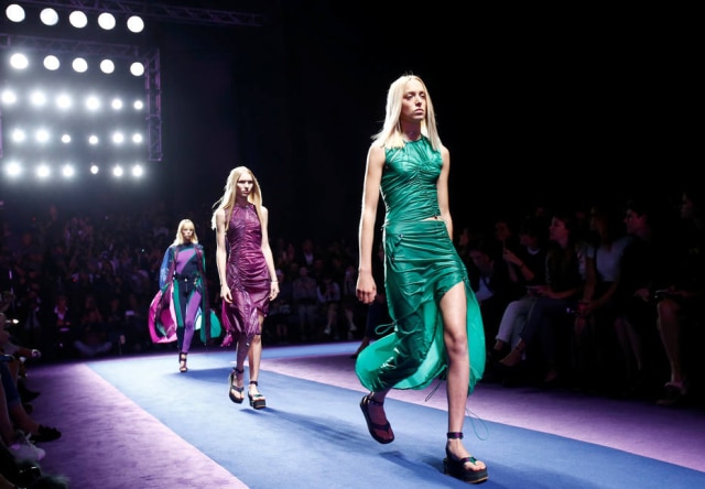 REUTERS/Alessandro Garofalo A coleção Da Versace é sexy e colorida.