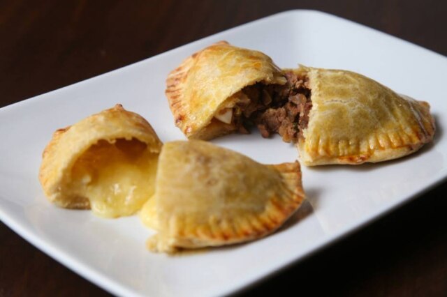 Amanda Perobelli|Estadão Empanadas de queije e carne.