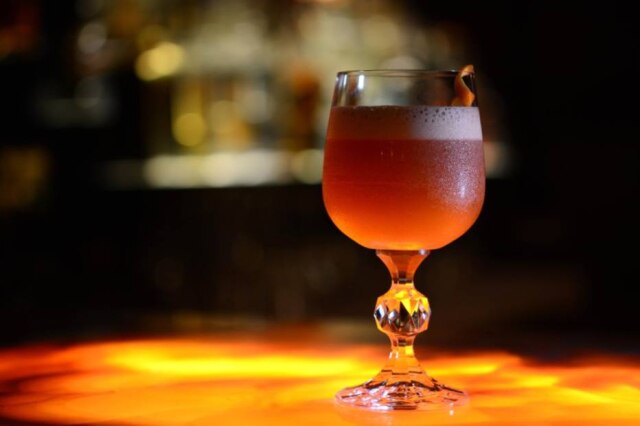 Giuliana Nogueira|Divulgação Drinque tea or coffee, de Zulu para o bar Raiz, que leva bourbon, chá preto, café, mel e limão