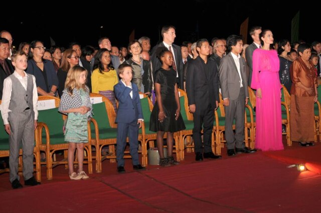 AFP Photo/STR Angelina Jolie com seus seis filhos em solenidade no Camboja