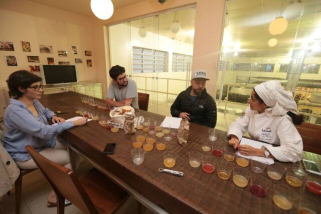 Alex Silva|Estadão Com ajuda de um time de entendidos no assunto, provamos onze marcas de kombuchas engarrafadas. Da esq. à dir. : a sommelière Lena Mattar; o jornalista e pesquisador de fermentados Tulio Silva e o bartender Marcio Silva, do bar Guilhotina e a chef Neka Menna Barreto.