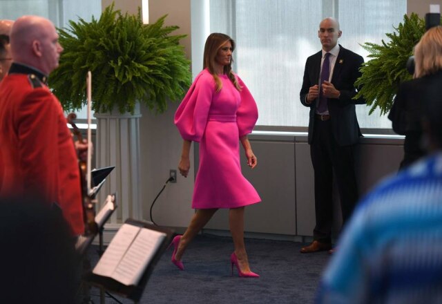 AFP PHOTO / DON EMMERT Valor do vestido usado por Melania Trump foi criticado por internautas
