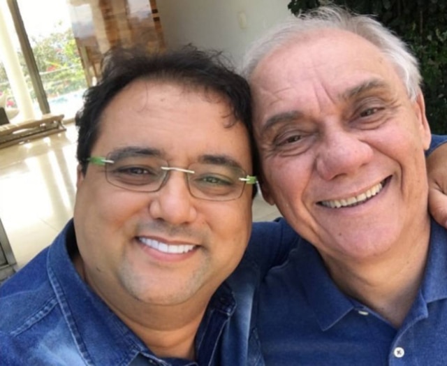 Instagram/@geraldobalanca O apresentador Geraldo Luís ganhou pintura de foto dele com Marcelo Rezende