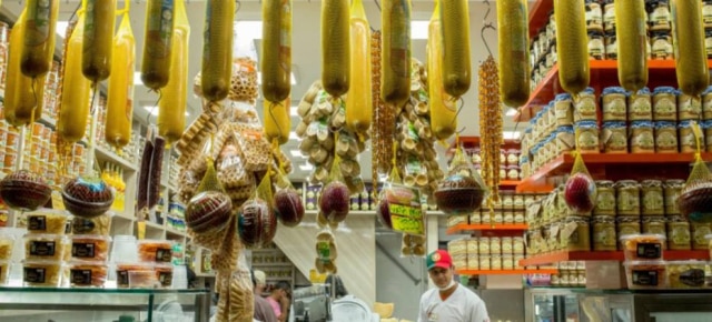 Banca de queijos e embutidos no Mercado Central de Belo Horizonte