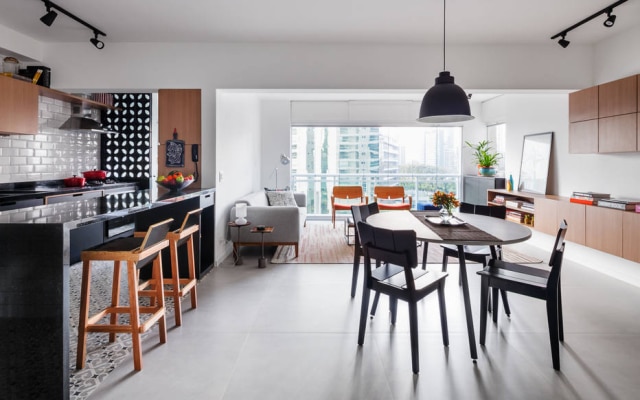 ANA MELLO Apartamento decorado por Marcela Madureira com porcelanato em tom neutro