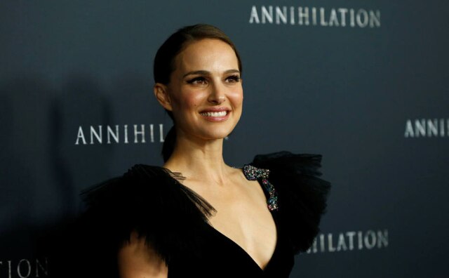 Mario Anzuoni/Reuters A atriz Natalie Portman deu detalhes de como teve a ideia de fazer o protesto quando apresentou uma das categorias no Globo de Ouro