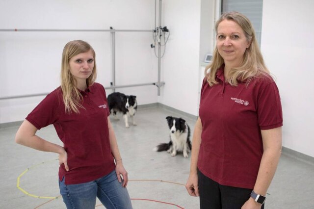 Alex Halada / AFP Alina Gaugg e Karin Bayer, durante estudos com cães na Universidade de Medicina Veterinária em Viena.