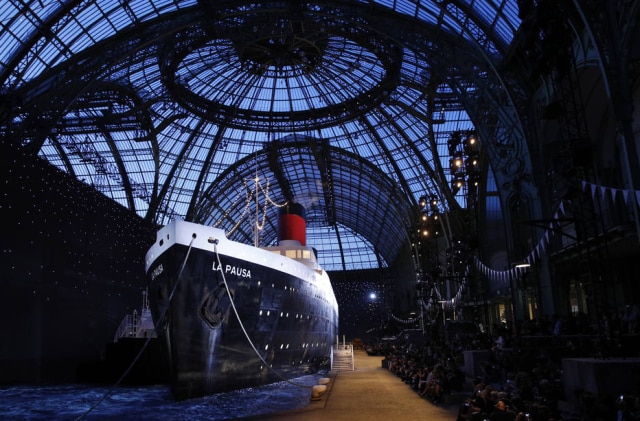 Christophe Ena/AP Photo Pioneira dos desfiles grandiosos das coleções cruise, a Chanel abre a temporada 2019 com apresentação no Grand Palais, em Paris