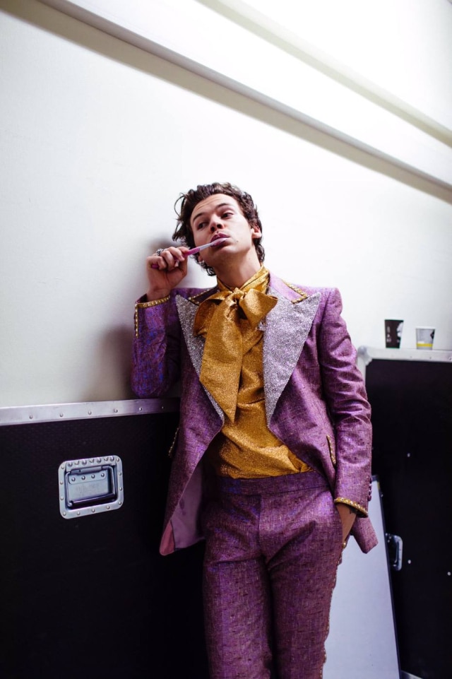 Twitter/@harrystyles Terno roxo com brilhos + camisa de seda foi o combo escolhido para o show de Milão