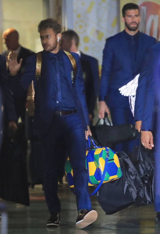 EDUARDO NICOLAU/ESTADÃO Neymar com sua mala de mão da Louis Vuitton. Este modelo Keepall em verde, amarelo e azul é parte de uma coleção da marca desenvolvida em parceria com a Fifa e custa R$ 17.900