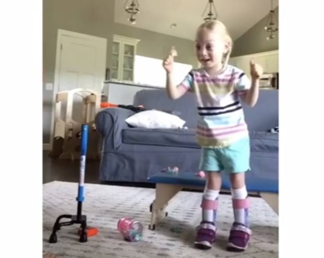 Facebook / Mighty Miss Maya - Will to Walk Maya Tisdale tem apenas quatro anos e sofre de paralisia cerebral.
