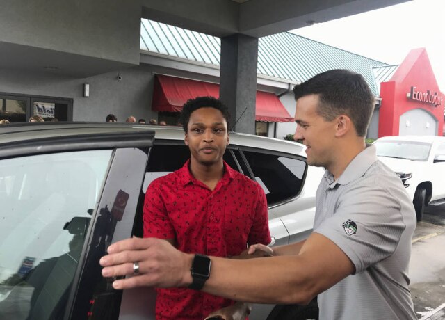 Carol Robinson/The Birmingham News via AP O CEO de uma empresa de mudanças deu um carro para um funcionário que andou mais de 30 quilômetros para não perder o primeiro dia de trabalho