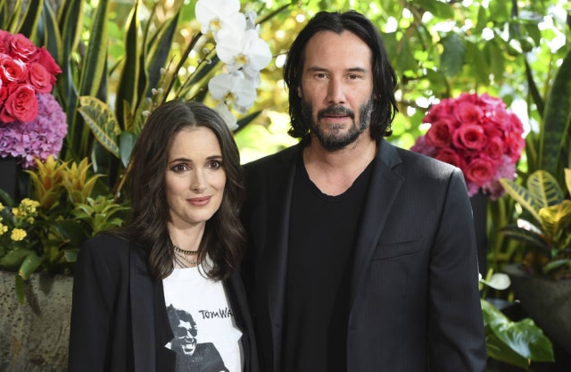 Jordan Strauss/Invision/AP Winona Ryder e Keanu Reeves durante evento do filme 'Destionation Wedding'.