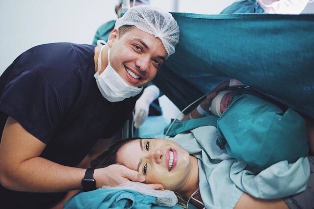 Instagram / @wesleysafadao Wesley Safadão e Thyane Dantas ao lado de Dom.