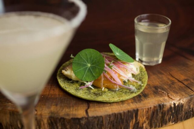 Leo Martins Sugestão do Tan Tan Noodle Bar. Tortilla de espinafre, tempurá de peixe branco, pirão e salsa criolla