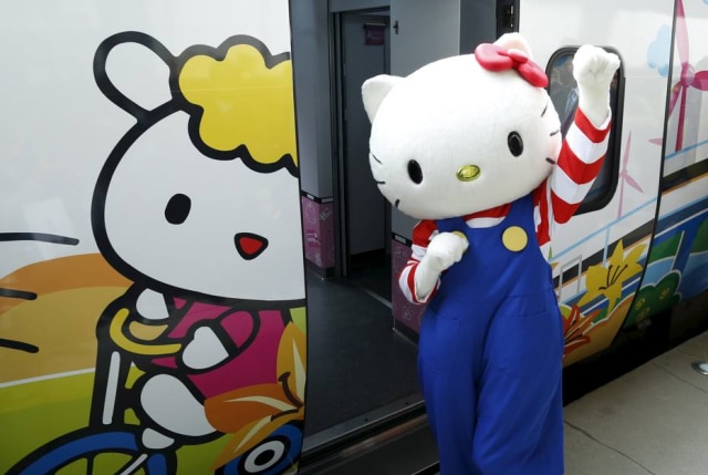 Tyrone Siu / Reuters Hello Kitty durante inauguração de trem em sua homenagem em Taiwan, em 2016.
