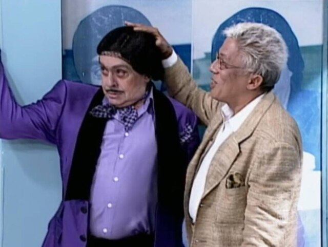 Reprodução de 'Zorra Total' (1999) / Globo Chico Anysio, como Alberto Roberto, ao lado de Clodovil no quadro 'Rosto a Rosto'.