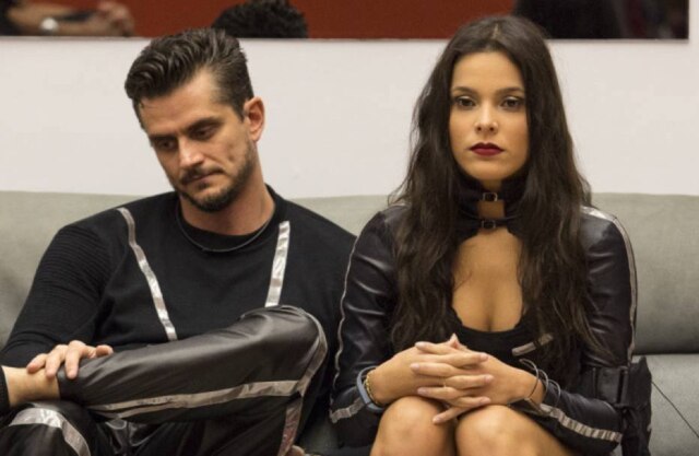 Fabio Rocha / Globo / Divulgação O Ministério Público do Estado do Rio de Janeiro chegou a denunciar o ex-BBB Marcos Harter, expulso do reality dias antes, por ter agredido sua namorada na casa, Emilly Araújo, com "fortes beliscões, que causaram um hematoma no braço esquerdo da vítima por motivo fútil, que seria ciúmes". Marcos foi indiciado por agressão e prestou depoimento na Delegacia de Atendimento à Mulher (DEAM) de Jacarepaguá, à época.