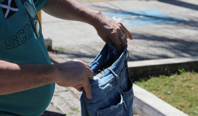 Estadão / Caio Nascimento Em dias frios, calças, cobertores e sapatos são os itens que mais têm saída.