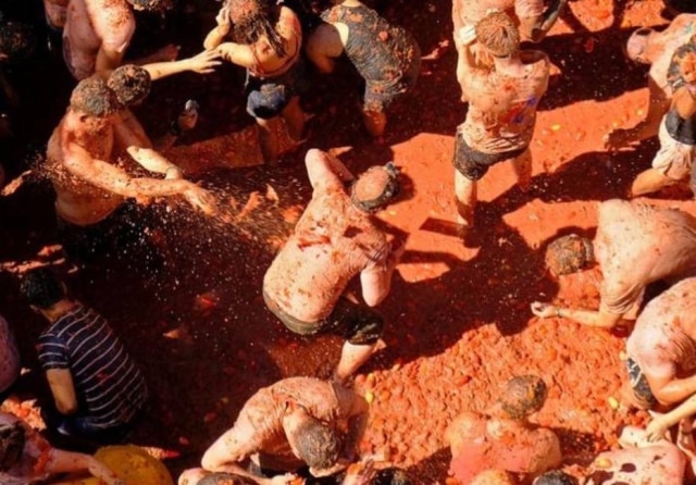 Reuters/Heino Kalis Populares participam do festival "La Tomatina" em Buñol, na Espanha.